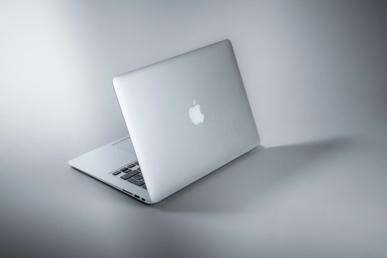 MacBook Air 13 pollici su scrivania