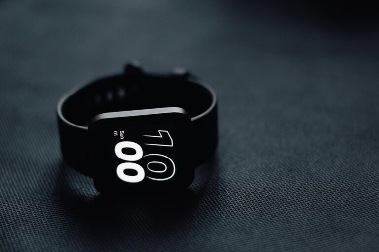 Xiaomi Smart Band 10 Pro al polso con display acceso