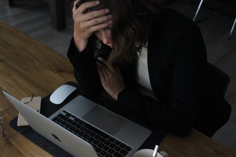 Giovane lavoratore allo scrittoio con computer, rappresentazione della crisi del lavoro entry-level causata dall'intelligenza artificiale