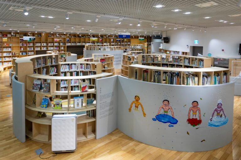 scaffale con libri in cameretta bambino illustrazione