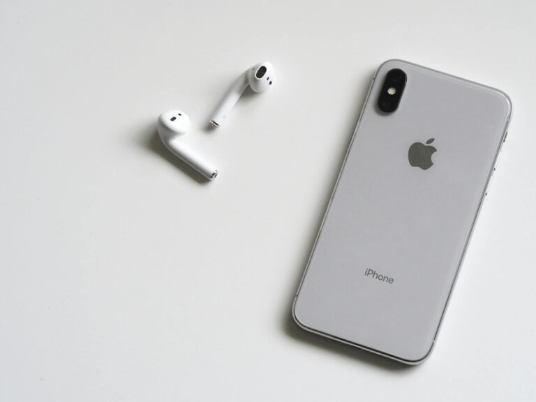 AirPods nella custodia di ricarica su superficie di legno