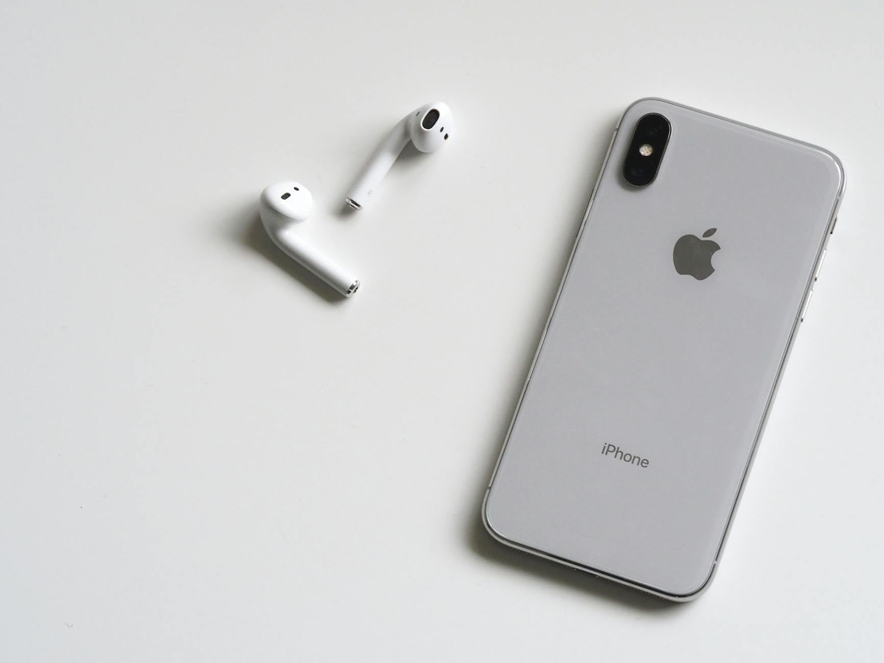 AirPods nella custodia di ricarica su superficie di legno
