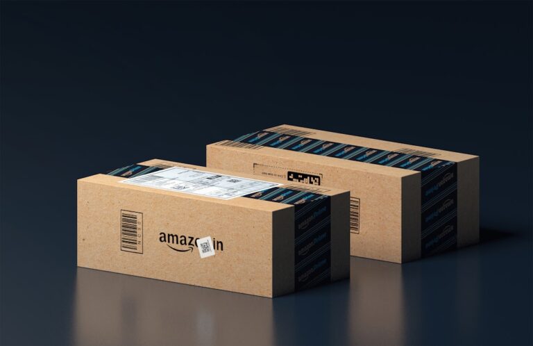 Pacchi Amazon su uno scaffale con un tablet che mostra offerte weekend