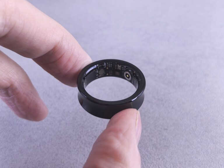 Oura Ring al dito con display digitale