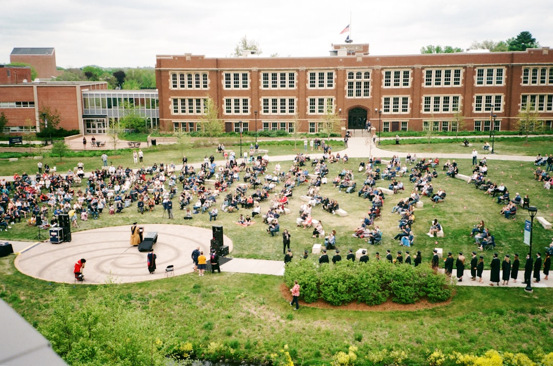 studenti in silenzio su un campus universitario americano, simbolo del chilling effect repressivo