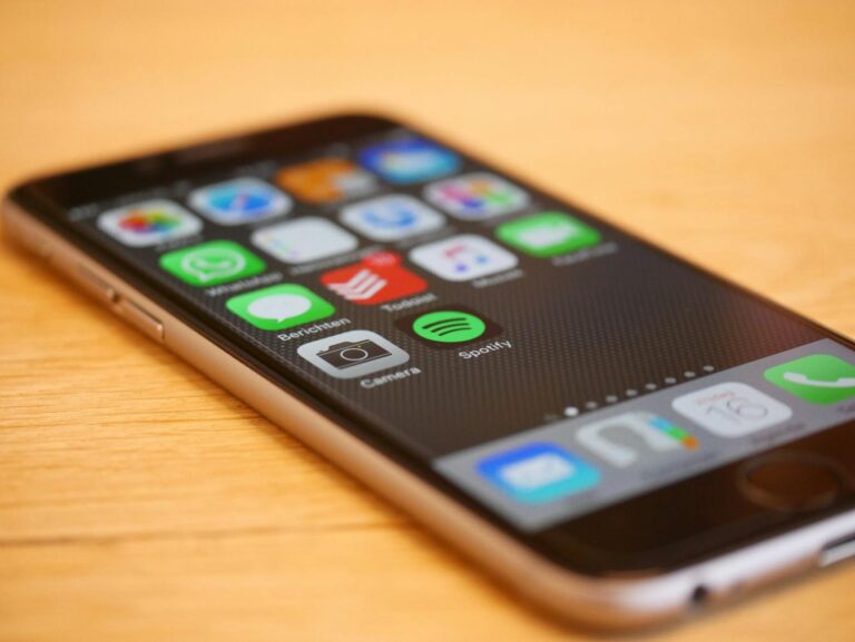 schermo iPhone con comandi vocali accessibilità