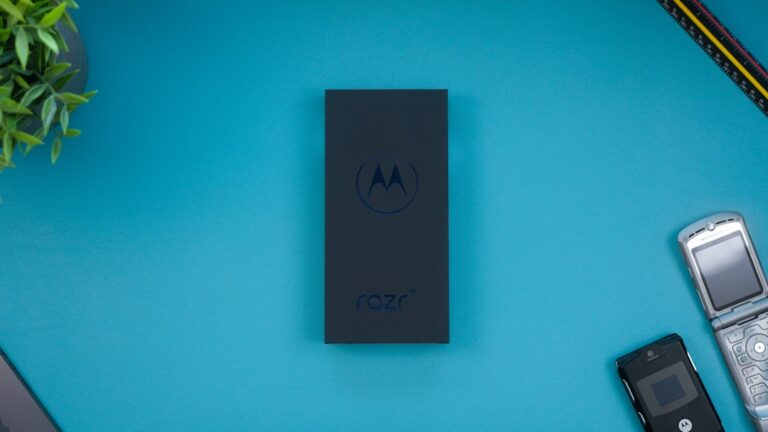 Motorola Edge 60 smartphone con display acceso