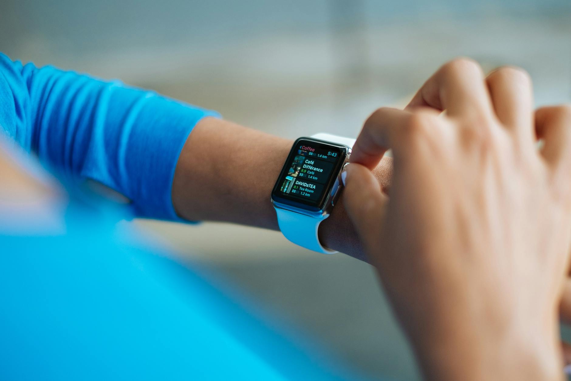 Amazfit Bip 6 smartwatch al polso, design elegante