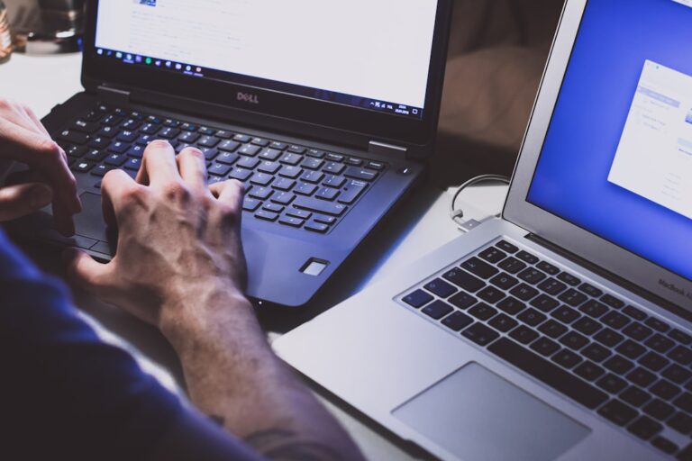 schermo di un computer portatile con un gestore di password LastPass aperto