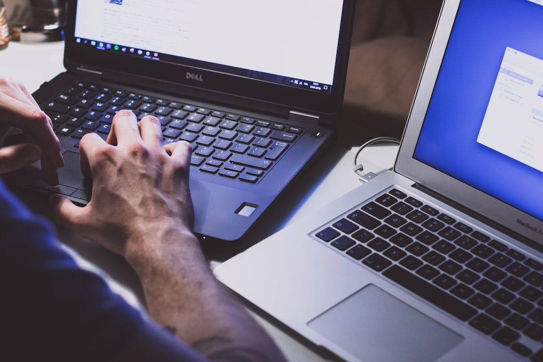 schermo di un computer portatile con un gestore di password LastPass aperto