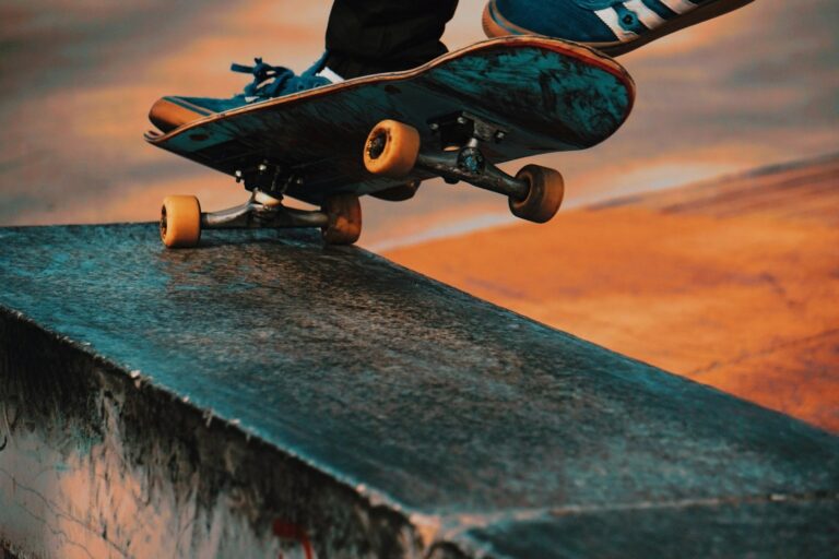 KASSO GAIDEN Escape from the Skaterverse mobile game skateboard ostacoli
