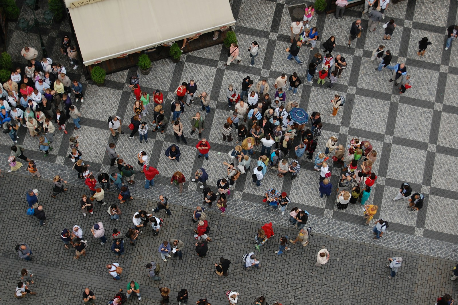 Vista dall'alto di una folla di pedoni che camminano in un incrocio, illustrazione del bias antiorario