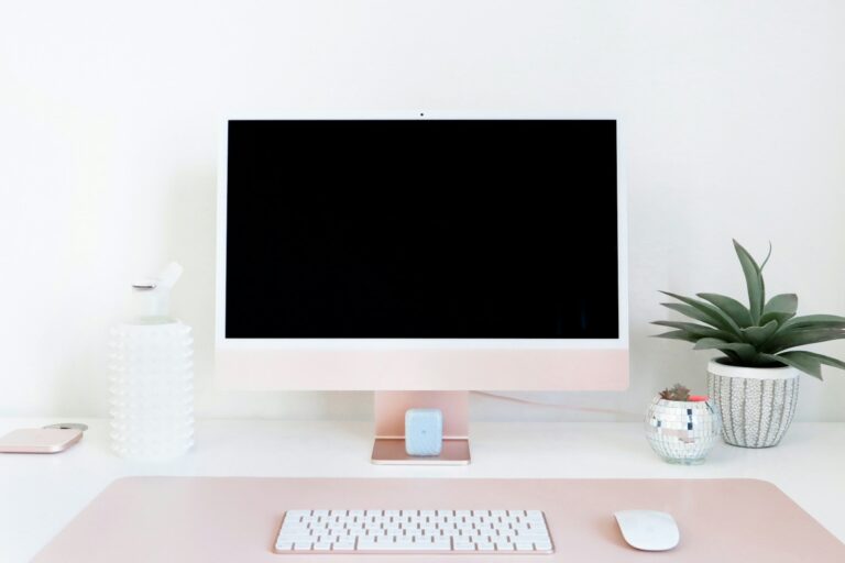 Schermata di Kimi Work agente AI locale su desktop con finestra di task