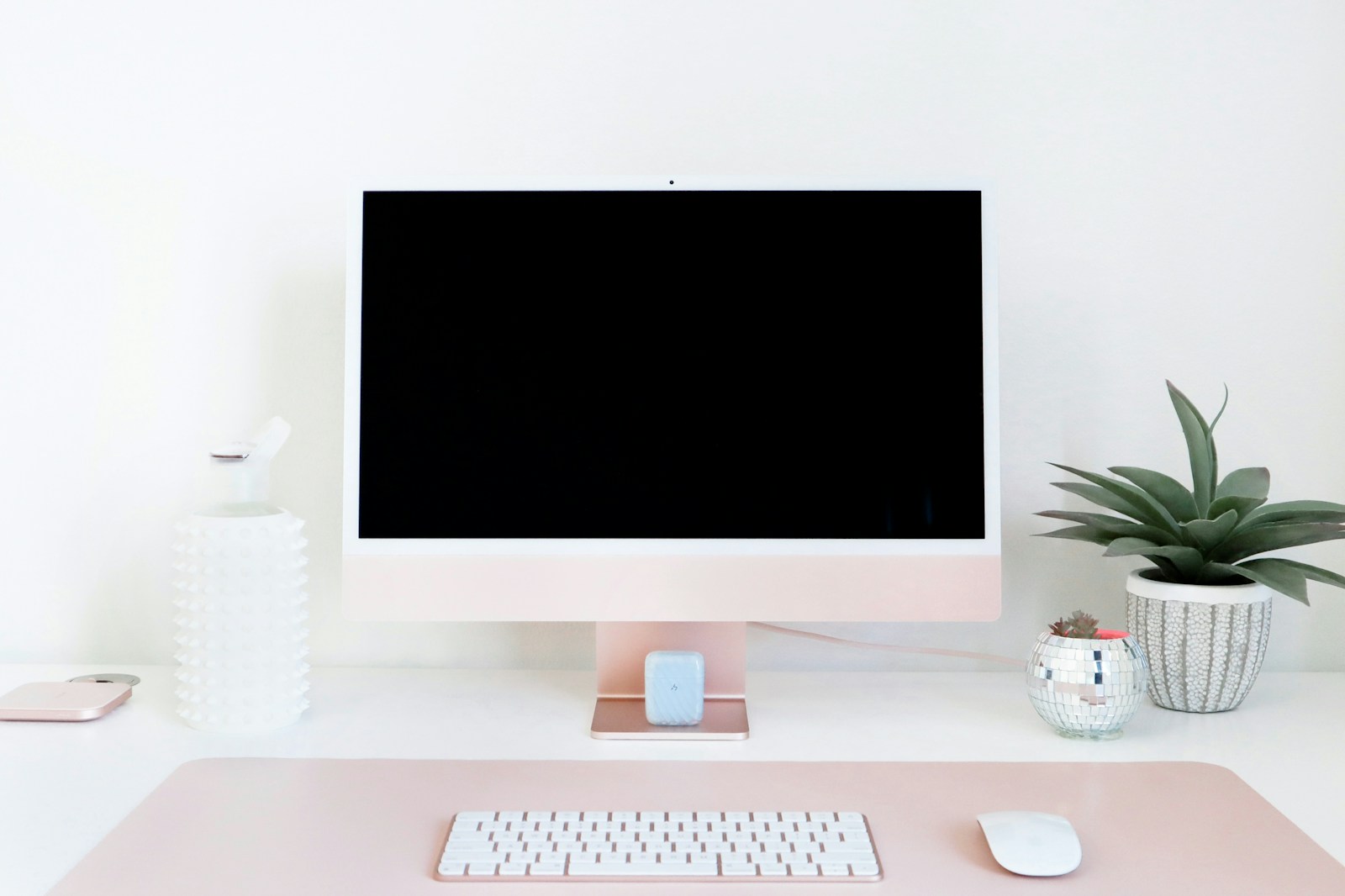 Schermata di Kimi Work agente AI locale su desktop con finestra di task