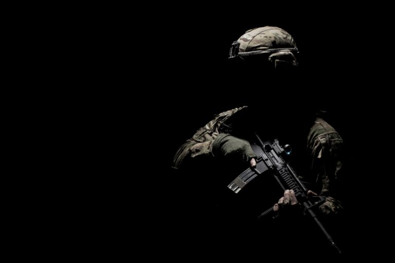 Concetto della modalità DMZ di Call of Duty Modern Warfare 4 con soldati e avamposto militare