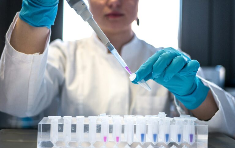 Scienziato in laboratorio con provette per ricerca ringiovanimento epigenetico