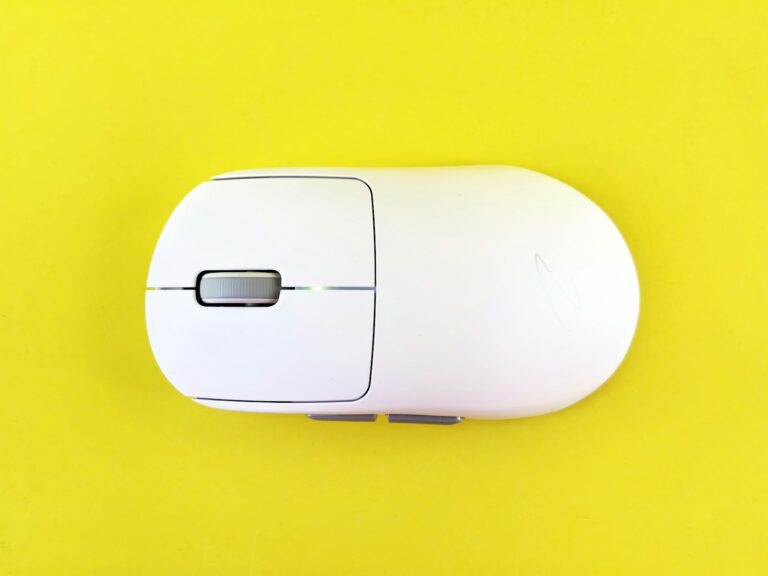 Logitech Mobi Fold mouse pieghevole aperto e chiuso su sfondo neutro