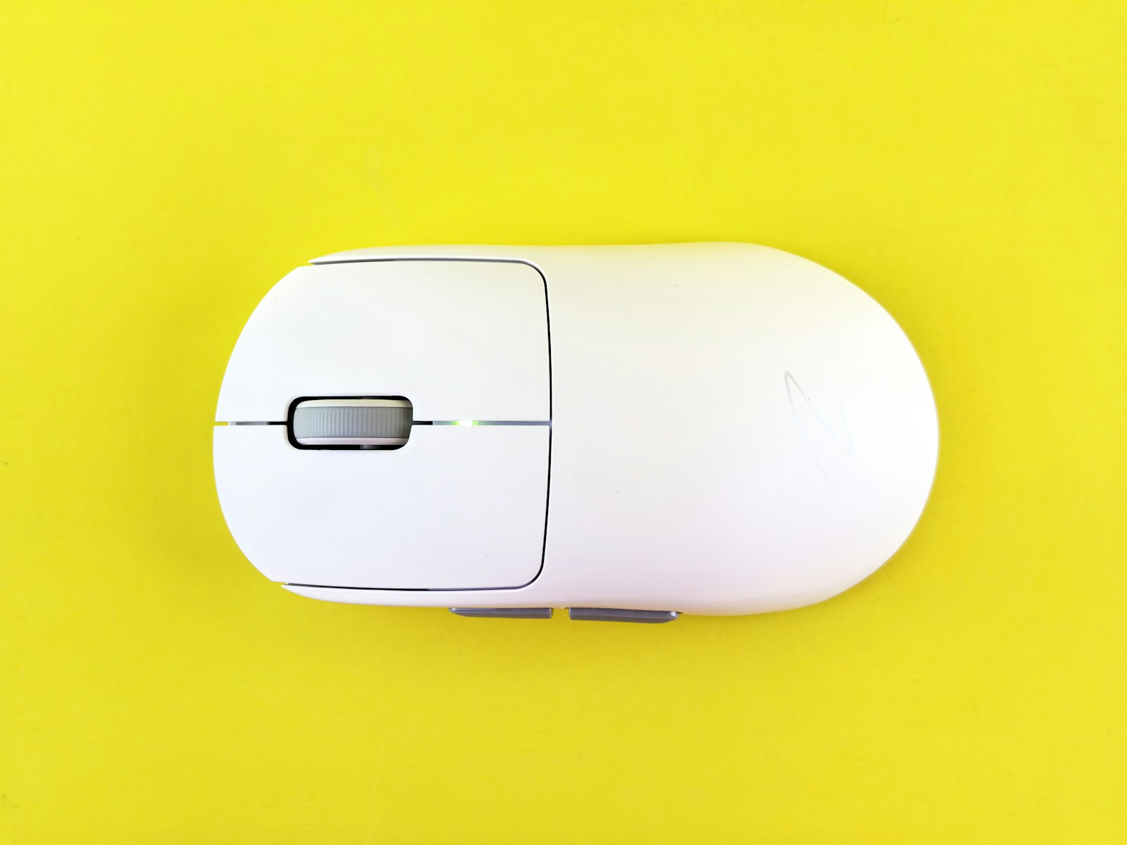 Logitech Mobi Fold mouse pieghevole aperto e chiuso su sfondo neutro