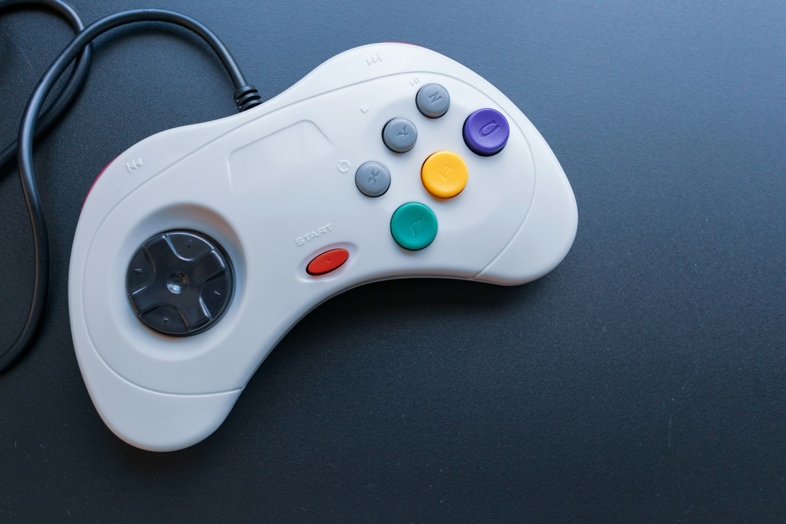 Controller da gaming su sfondo scuro, simbolo dei videogiochi FromSoftware