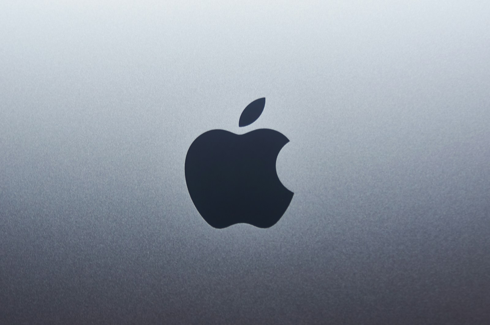 chip Apple Silicon su uno sfondo scuro, rappresenta la nuova Siri AI enterprise