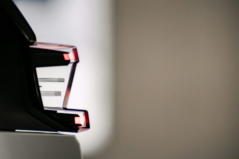Scanner per documenti con foglio inserito, tema digitalizzazione e OCR