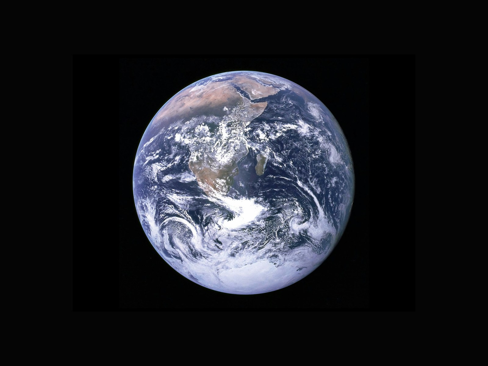 Immagine satellitare della Terra che mostra la riflessione della luce solare, legata alla tripla simmetria dell'albedo