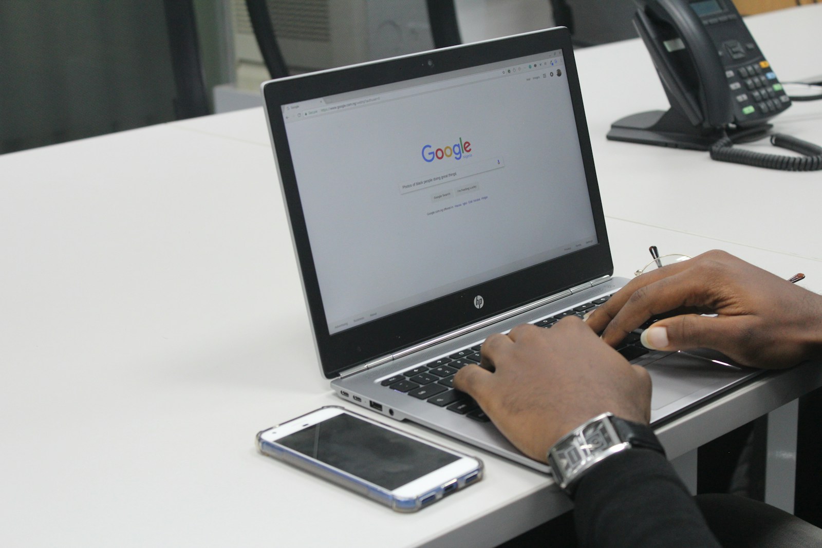 Dipendenti Google che usano laptop in ufficio, metafora della frustrazione verso gli strumenti AI interni