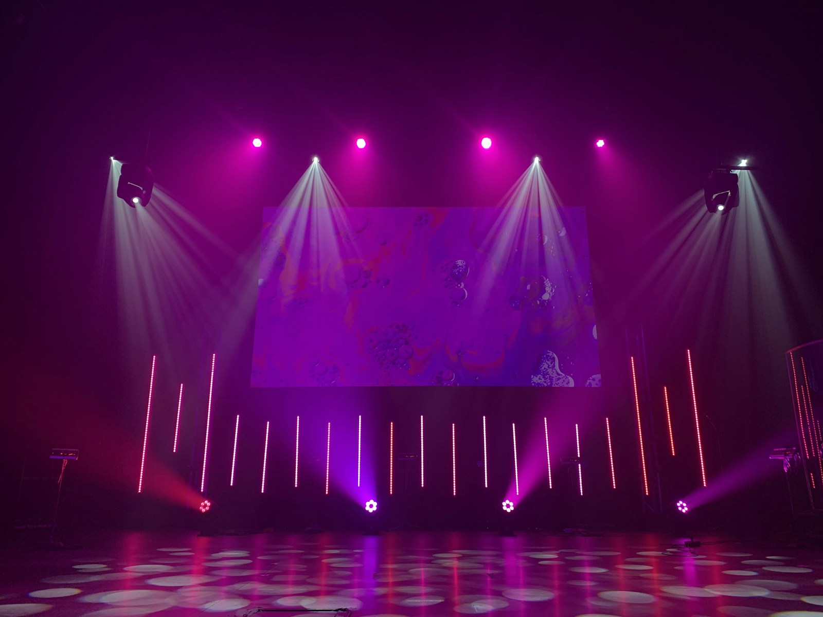 Palco del Summer Game Fest con luci e schermi, evento di videogiochi di giugno 2026
