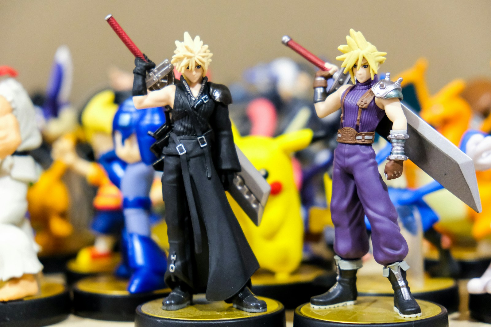 Replica della Buster Sword di Cloud Strife in acciaio inossidabile appesa a una parete
