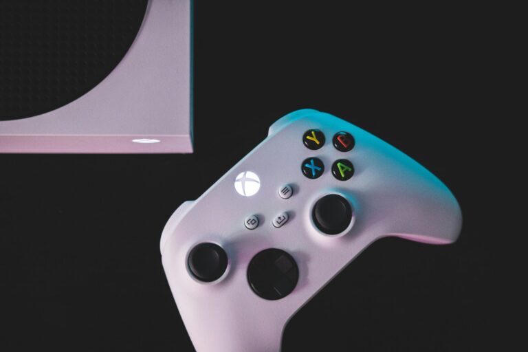 Console Xbox Series S posizionata su uno scaffale, con controller accanto