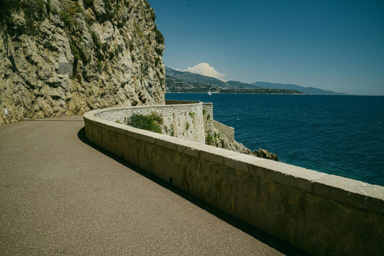 Vista della costa di Monaco con strada costiera che ispira l'ambientazione di Clutch