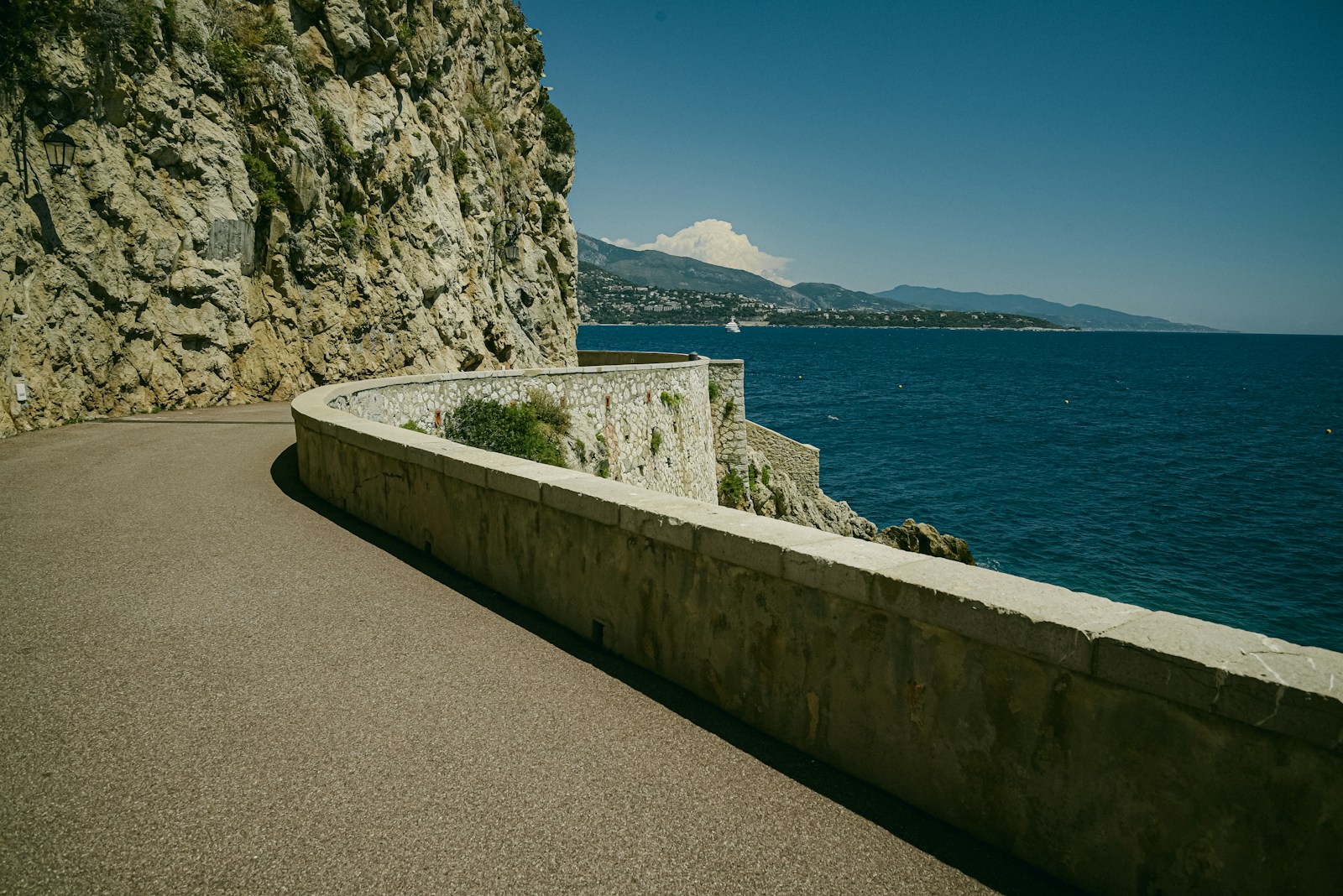 Vista della costa di Monaco con strada costiera che ispira l'ambientazione di Clutch
