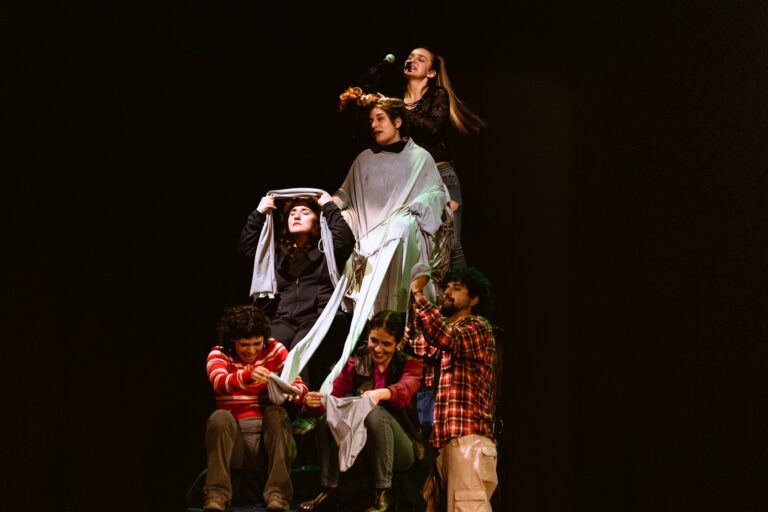 Poster di There Are No Ghosts at the Grand con Alex Brightman e trofeo Tribeca Games Festival