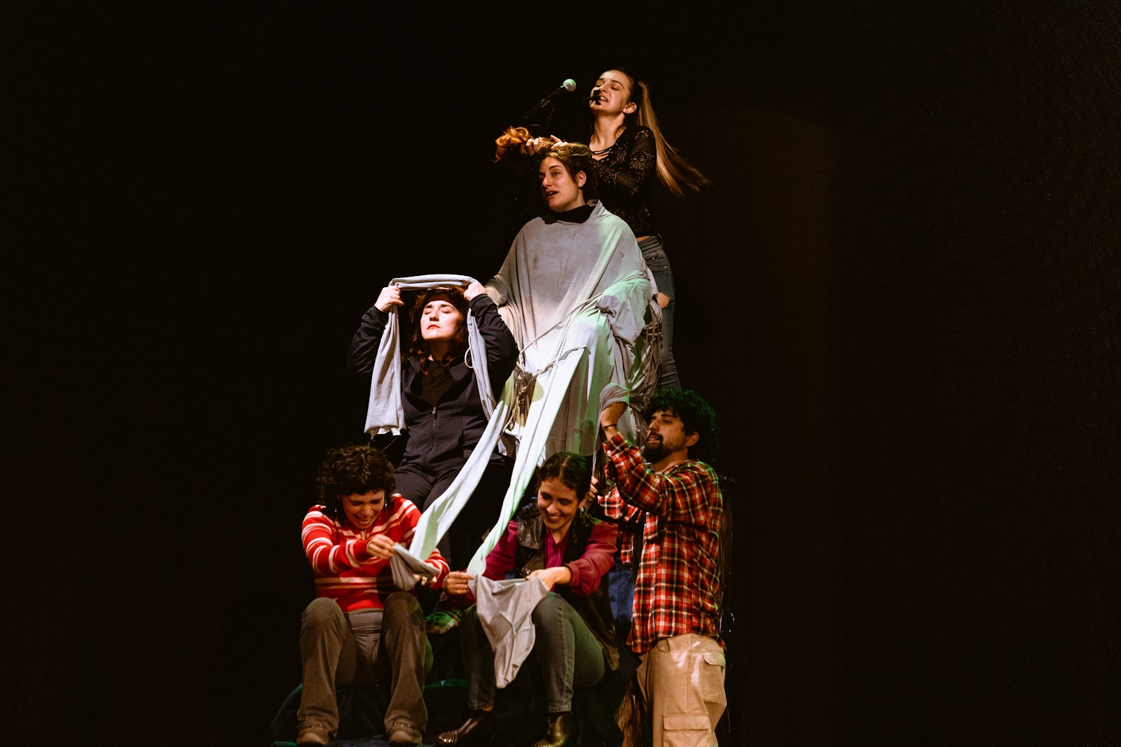 Poster di There Are No Ghosts at the Grand con Alex Brightman e trofeo Tribeca Games Festival
