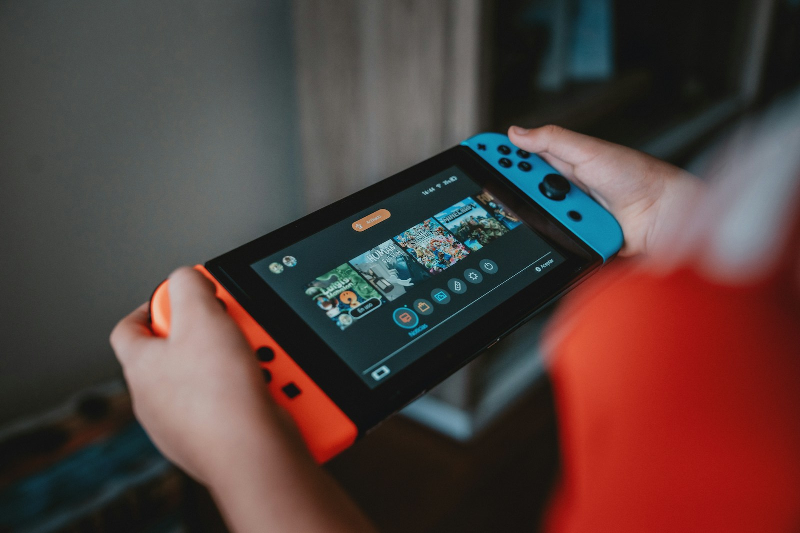 PC gaming portatile handheld su un tavolo