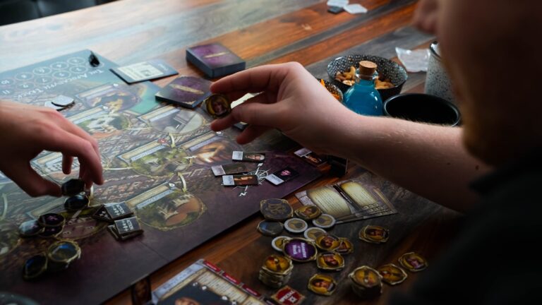 Dadi da gioco e miniature per il gioco di ruolo Dungeon Crawler Carl RPG