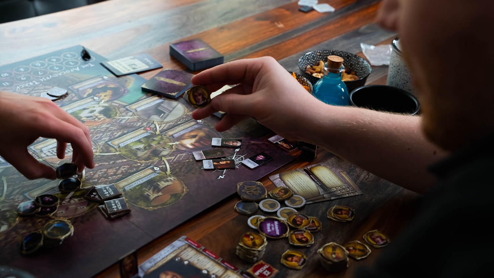 Dadi da gioco e miniature per il gioco di ruolo Dungeon Crawler Carl RPG