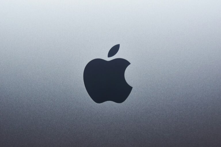 Siri AI su display iPhone con interfaccia conversazionale
