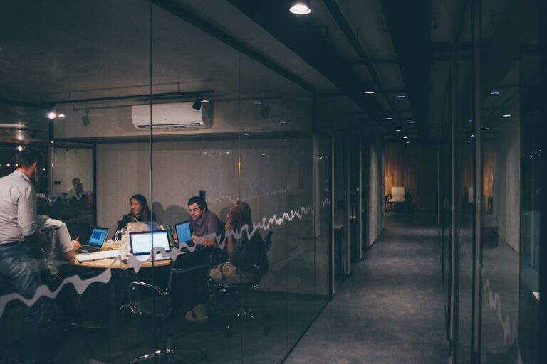 Professionisti che collaborano su un dashboard interattivo con OpenAI Codex