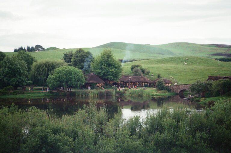 Scenario fantasy ispirato alla Terra di Mezzo per l'articolo sul gioco Amazon de Il Signore degli Anelli