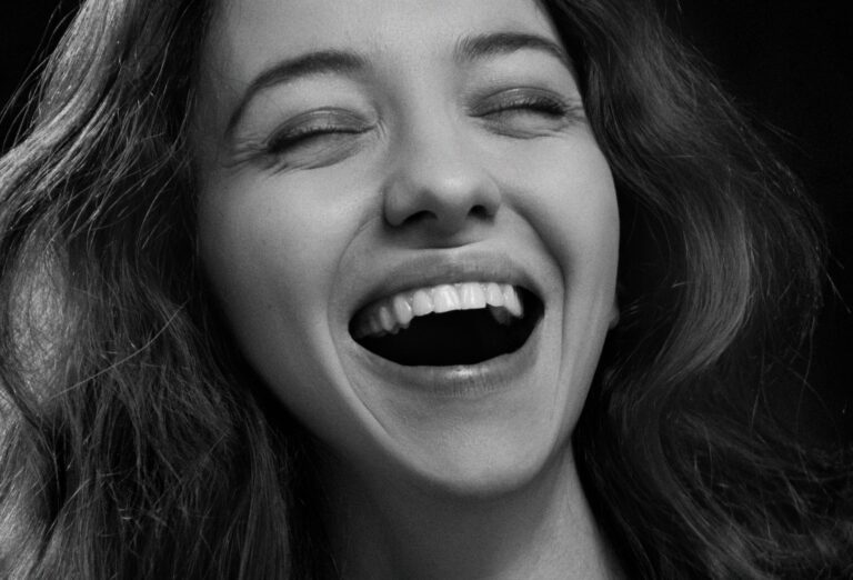 Emilia Clarke sorride in un'intervista, parlando dei flop di Secret Invasion e Solo
