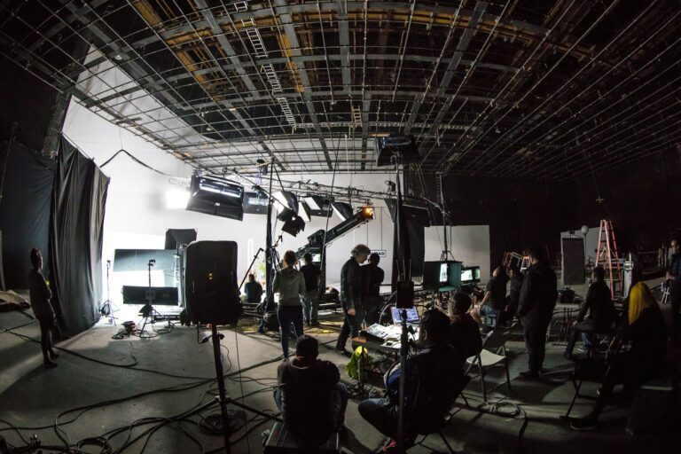 Tatiana Maslany sul set di Maximum Pleasure Guaranteed