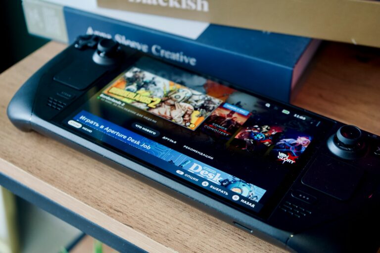 Controller da gaming su superficie di legno con steam logo