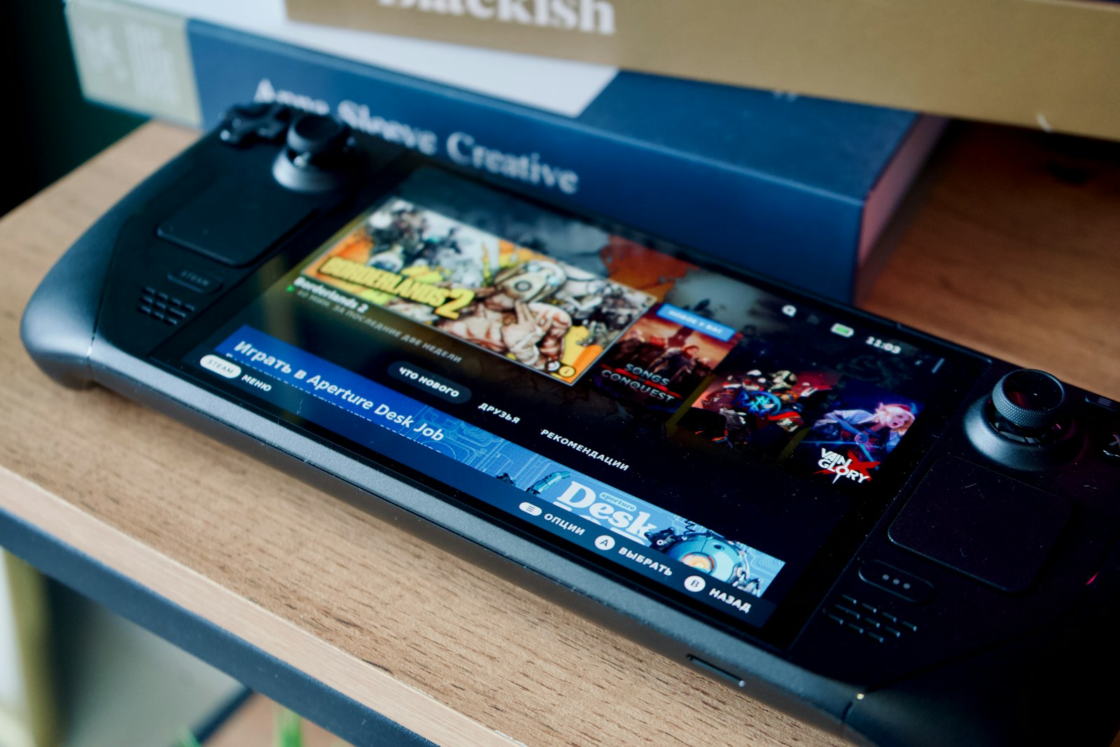Controller da gaming su superficie di legno con steam logo