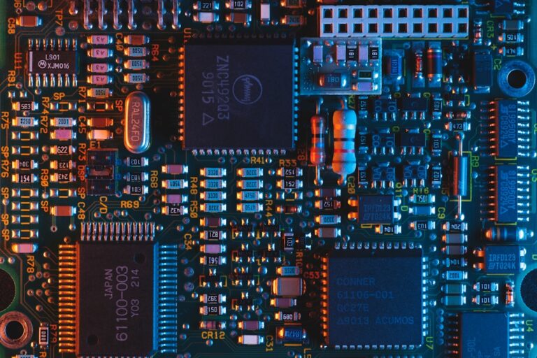 Scheda grafica NVIDIA con chip GPU e dissipatore, accelerazione addestramento modelli Transformer