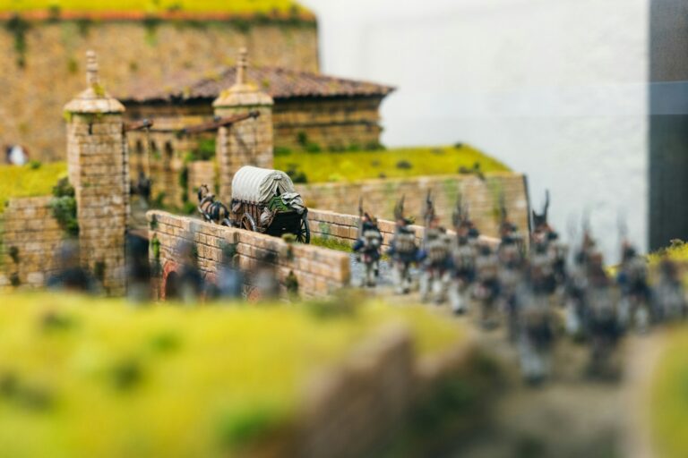 Battaglia medievale con soldati e castello in fiamme nel gioco Chronicles Medieval