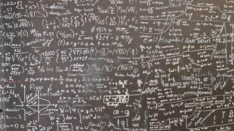 problemi matematici su carta con formule e grafici