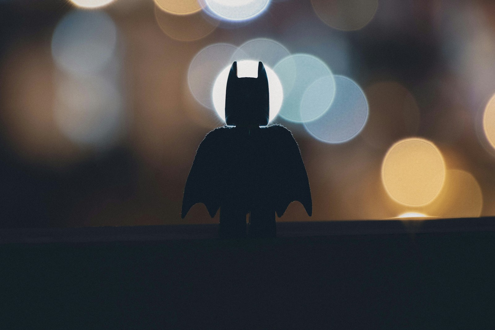 Minifig LEGO di Batman su sfondo scuro per l'articolo su LEGO Batman Switch 2