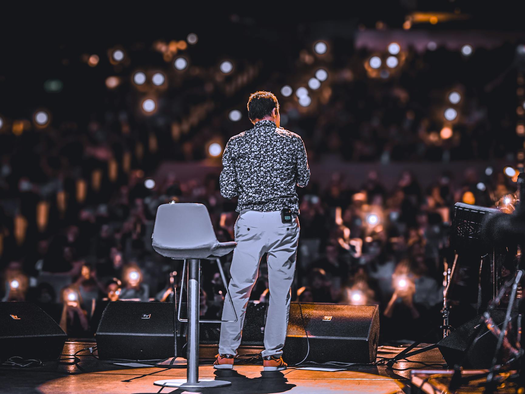 Keynote di WWDC 2026 con schermo Apple e pubblico
