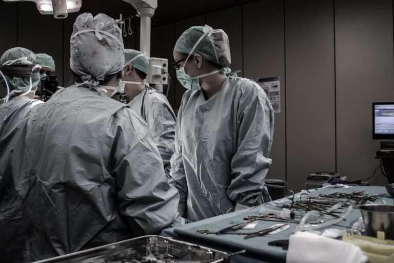 Medici e infermieri in una sala operatoria illuminata